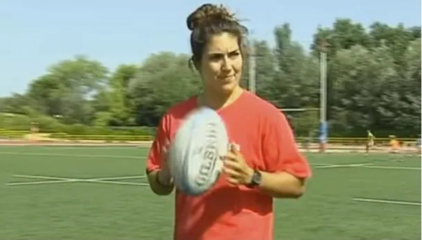 Lourdes Alameda sostiene un balón oval de rugby