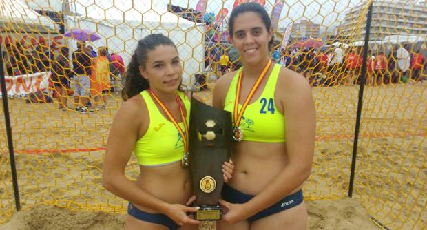 Sara Arcos y Judith Gómez, con su trofeo