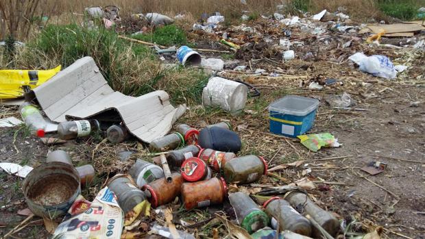 Imagen de la basura acumulada en el Entrador de la Marina (Castellón)