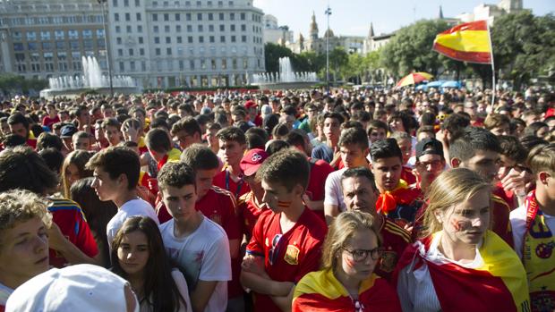 Jóvenes, mirando el partido de España-Italia del 27 de junio en la plaza de Cataluña