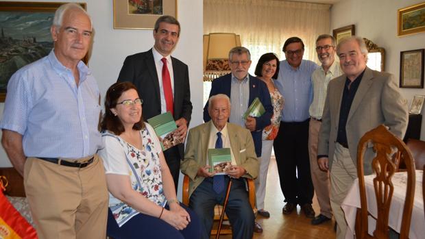 El coronel Miranda con sus cinco hijos, el historiador Jorge Miranda, su sobrino, el presidente de la Diputación, Alvaro Gutiérrez y el consejero de Cultura, Angel Felpeo