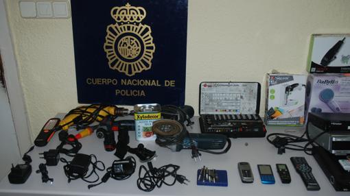 Material electrónico intervenido a la banda de ladrones.