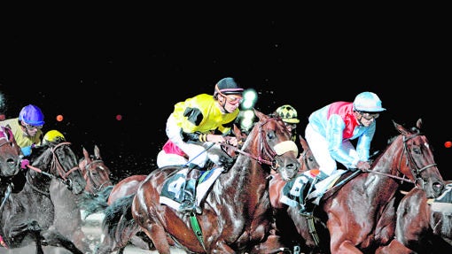 Varios jinetes durante una de las carreras