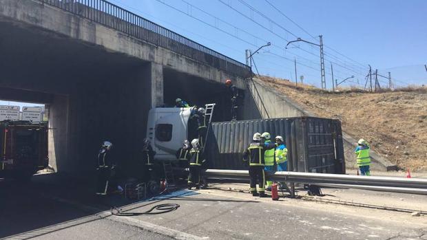 El camión siniestrado tras el choque contra el pilar del puente en la M21, Coslada