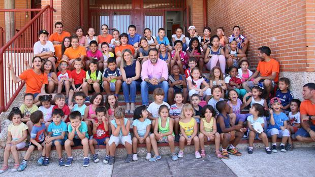 Tolón y Mateo junto a los monitores y los niños del campamento