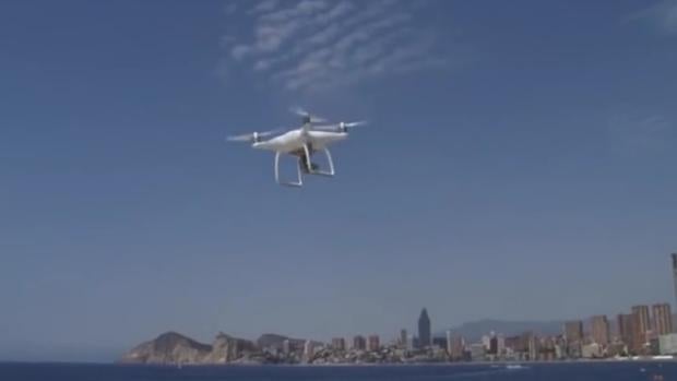 Imagen del dron que sobrevuela las playas de Benidorm