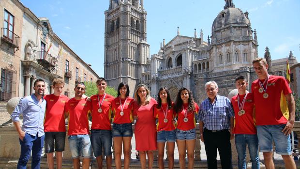 La alcaldesa, con los deportistas toledanos en el balcón el Ayuntamiento de Toledo