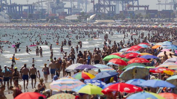 Imagen de archivo la playa de la Malvarrosa en Valencia