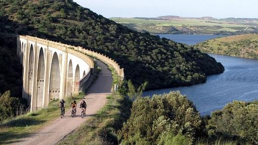 La ruta paas por el antiguo trazado del ferrocaril entre Talavera y Villanueva de la Serena