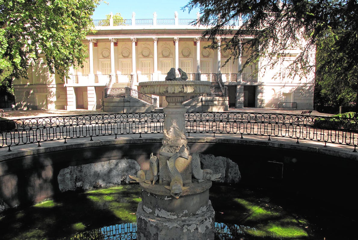 Jardines del parque de El Capricho, con el palacio al fondo