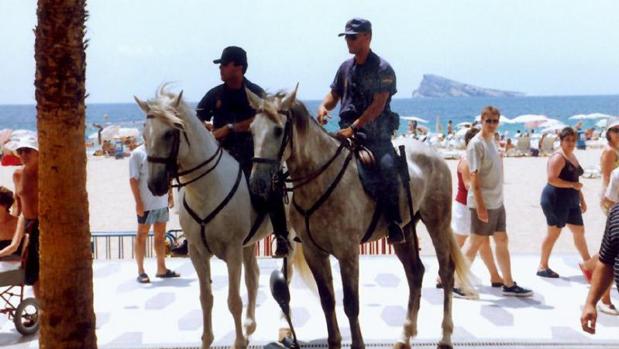 Agentes de la Policía Nacional a caballo en un paseo de la playa de Benidorm en el año 2000.