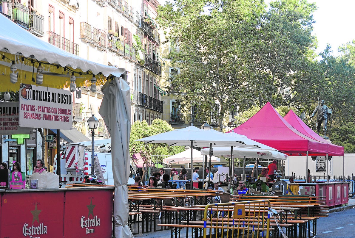 Puestos de comida y bebidas, ayer, en la Ribera de Curtidores del Rastro, donde se celebran las fiestas de San Cayetano