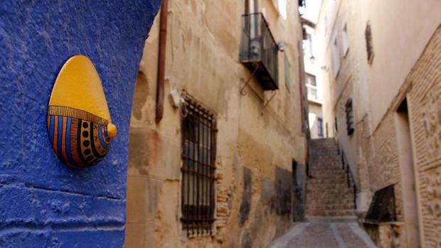 Intra Laurel, una artista francesa, ha elegido Toledo para exponer sus obras y ha colocado varias esculturas de escayola por la ciudad