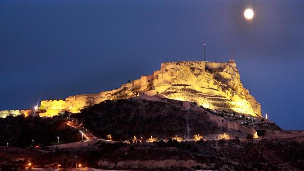 Panorámica del Castillo de Santa Bárbara, en Alicante, al anochecer.