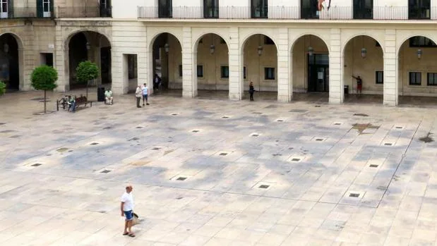 La plaza del Ayuntamiento, una de las que permanecen secas.