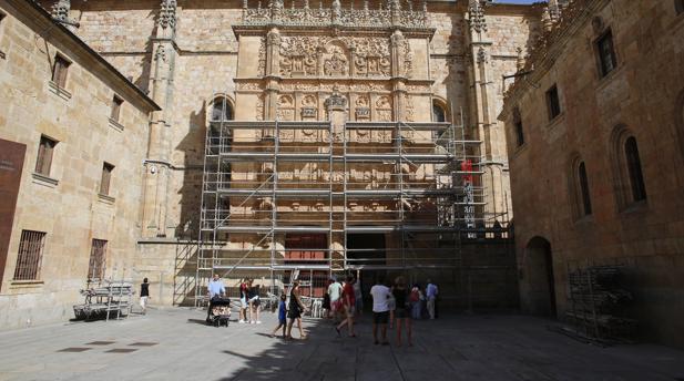 La fachada de la Universidad de Salamanca estará varios meses sin lucir con todo su esplendor