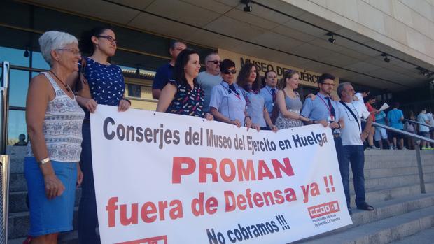 Los conserjes se concentraron en las escaleras de la puerta