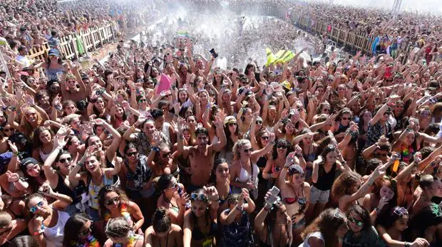 Asistentes al Arenal Sound en uno de los escenarios