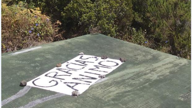 Sábanas en las azoteas de La Palma para dar las gracias a los pilotos que luchan contra las llamas