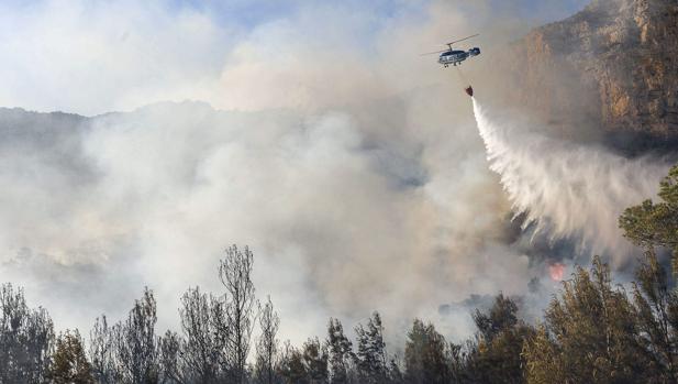 Imagen de archivo de un incendio producido a los pies del Parque Natural del Montgó en 2014