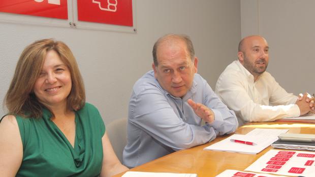 Fernández Leiceaga, en la sede del PSdeG, junto a Pilar Cancela y al director de campaña, José Manuel Lage