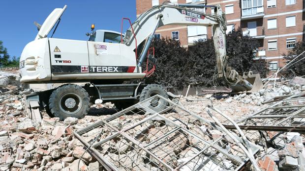 Una de las excavadoras que trabaja en la polémica demolición del colegio