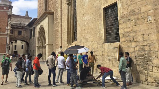 Imagen del rodaje tomada esta mañana en la plaza de la Almoina junto a la Catedral