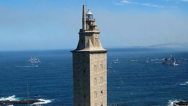 Varios veleros surcan las aguas coruñesas frente a la Torre de Hércules