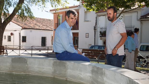 El alcalde de Guadalajara, Antonio Román, con el alcalde pedáneo, Benjamín Marián