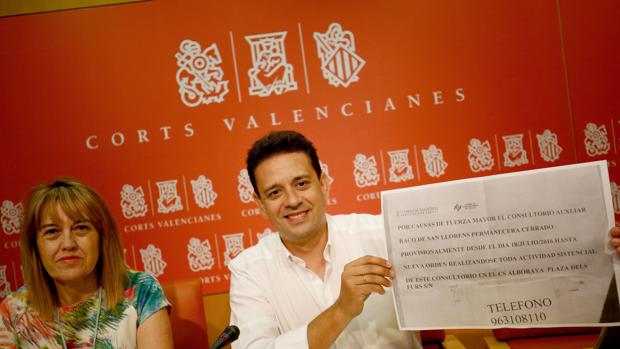 Imagen de María Remedio Yáñez (izquierda) y José Zaplana (derecha) tomada esta mañana en Les Corts