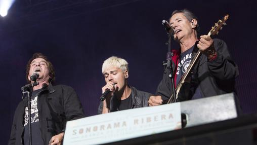 El cantante principal de Miss Caffeina cantó junto a la popular pareja