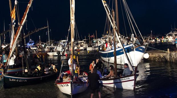 Un grupo de barcas sigue desde el mar una de las cantadas de habaneras de Calella