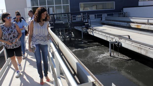 Noelia de la Cruz, durante su visita a la depuradora