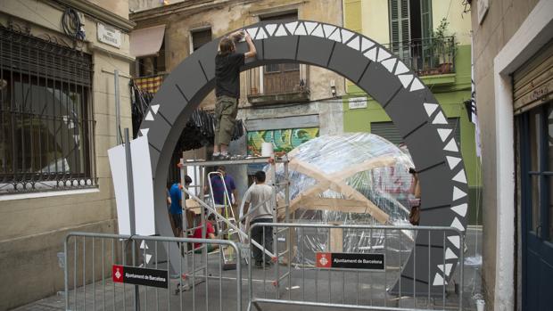 Vecinos de Gràcia, engalanando sus calles