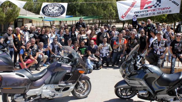 Foto de familia de los moteros que han participado en la concentración