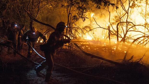 Brigadistas trabajan en la extinción de un incendio en la localidad orensana de Cualedro