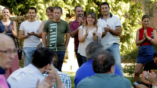 Carmen Santos, líder de Podemos Galicia, durante un encuentro con militantes