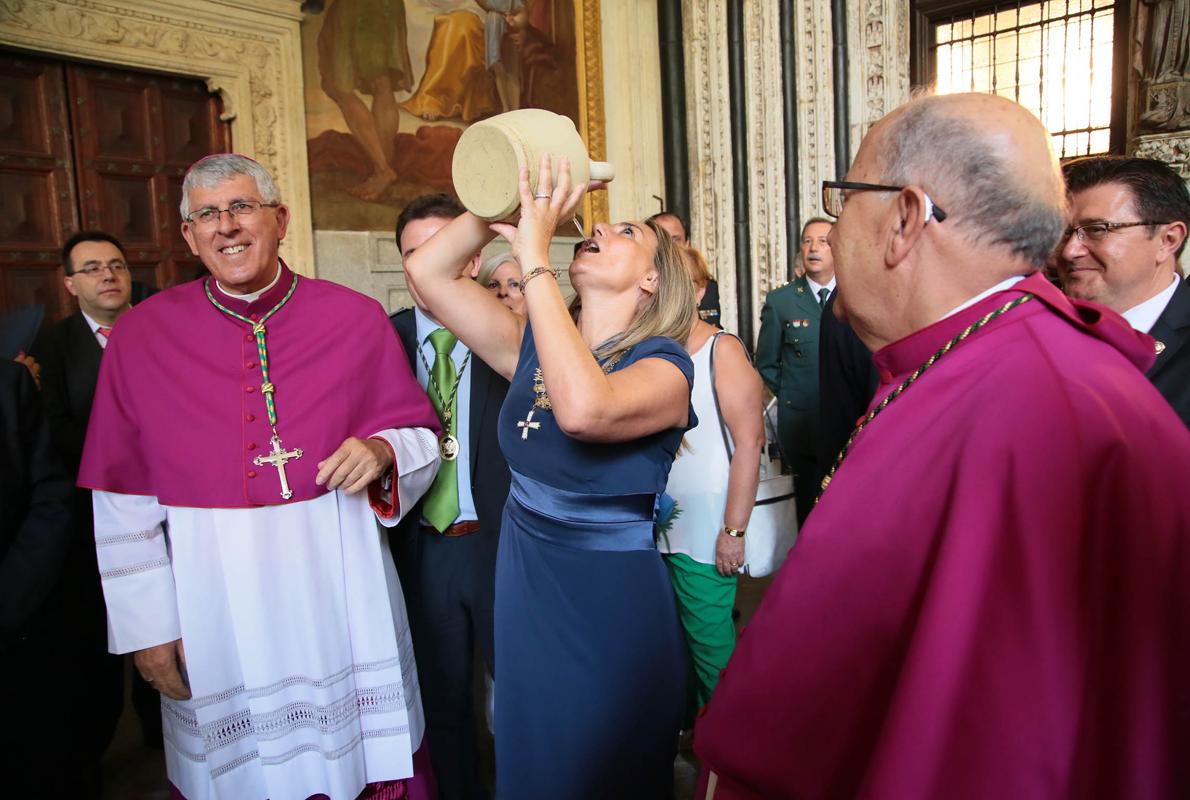 Milagros Tolón bebe agua del botijo en presencia del arzobispo