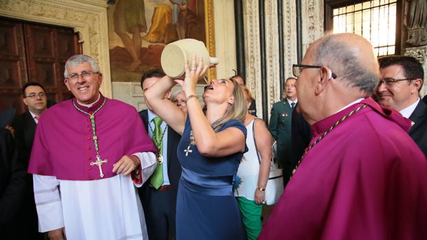 Milagros Tolón bebe agua del botijo en presencia del arzobispo