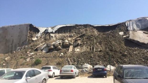 Se derrumba parte de un muro en el aeropuerto de Pamplona sin heridos ni afectados