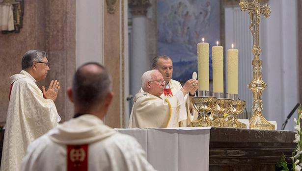 Imagen del arzobispo Antonio Cañizares durante la misa en la Catedral de Valencia