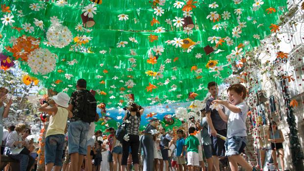 Una de las calles del barrio de Gràcia decoradas durante las fiestas