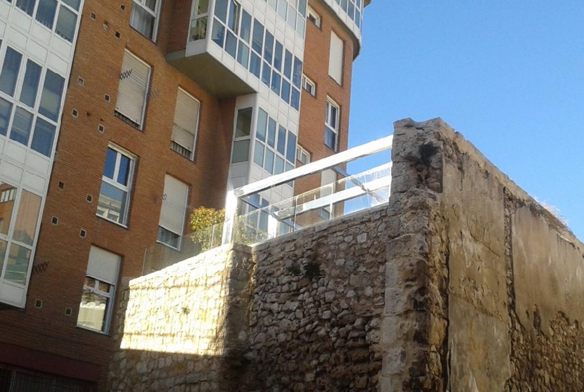 Imágen del polémico cenador junto a la muralla de Burgos realizadas por Rodrigo Sáiz García