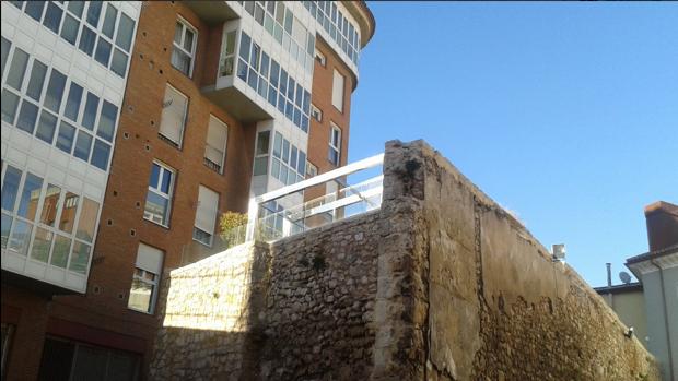 Polémica en Burgos por la decisión de un vecino de instalar un cenador sobre la muralla medieval