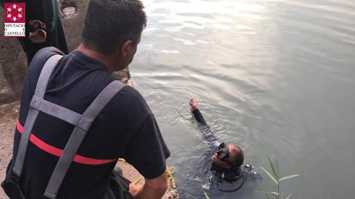 Imagen del dispositivo de búsqueda y rescate de bomberos de Castellón en el río Mijares (Vila-real)