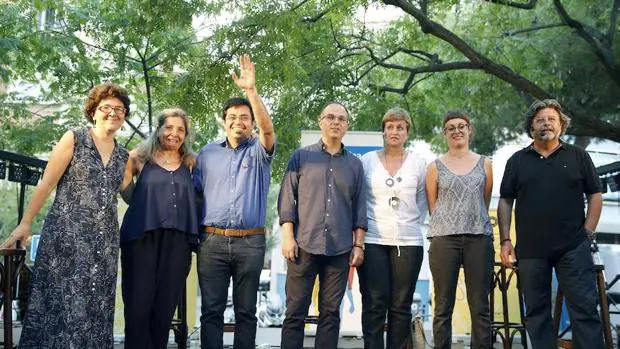 Foto de familia de los participantes en el debate, ayer en las fiestas de Gràcia