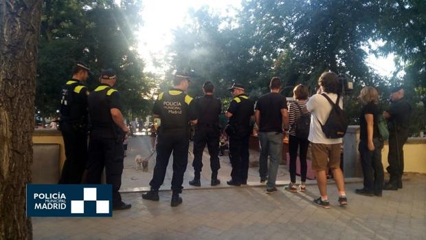 Algunos agentes de la Policía Municipal de Madrid por el área donde se han celebrado las fiestas patronales