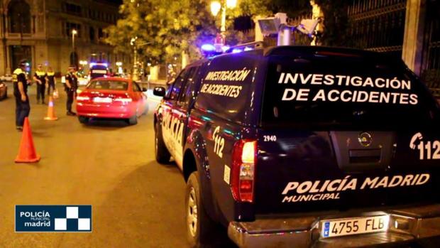 La Policía Municipal de Madrid realiza el test de alcoholemia a un conductor en la plaza de Cibeles