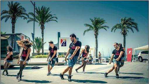 Animación de Paya's en el Paseo Vistalegre de Torrevieja.