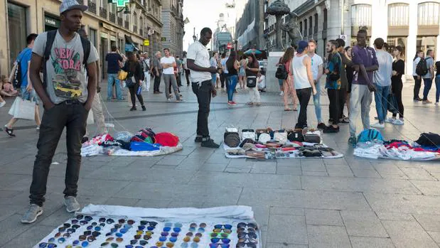 Manteros en la Puerta del Sol, Madrid